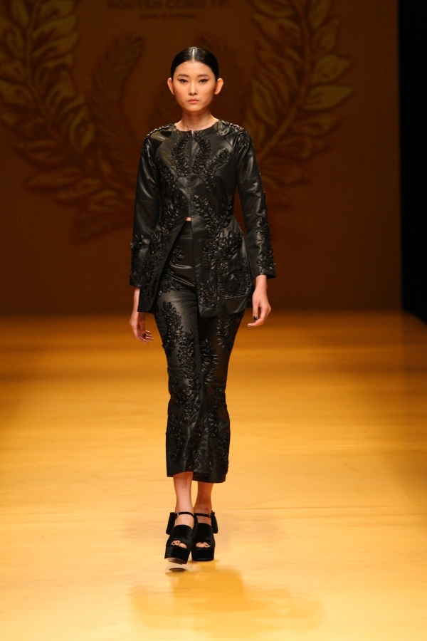 
Trong bộ sưu tập, người mẫu Kim Nhung (người mẫu Việt Nam duy nhất trong số 20 người mẫu trình diễn) giữ vị trí mở màn và vedette.