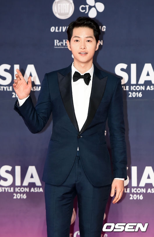 “Đại úy Yoo” Song Joong Ki “ăn đứt” dàn sao tại thảm đỏ SIA 2016