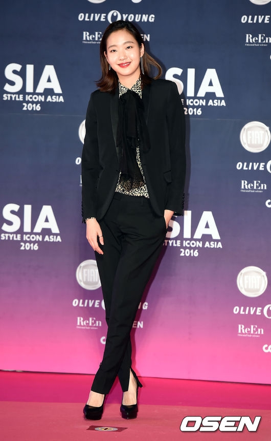 “Đại úy Yoo” Song Joong Ki “ăn đứt” dàn sao tại thảm đỏ SIA 2016