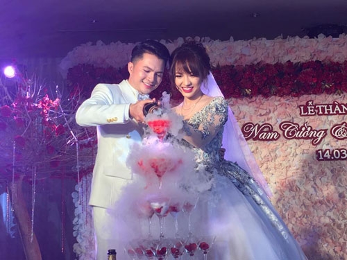 
Nam ca sĩ Nam Cường giấu kín chuyện tình cảm trước truyền thông, vì vậy hình ảnh về cô dâu chỉ được tiết lộ đúng vào ngày cưới 14.3.