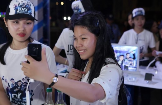 
Cũng từ rất sớm, các fan đã có mặt tại đêm hội, họ cùng nhau trải nghiệm các tính năng "selfie" mới của Galaxy J3.