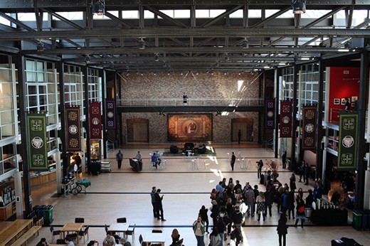 
Khuôn viên căn-tin của họ trông rất giống bảo tàng Musée d’Orsay ở Paris, ước mơ một thời của Steve Jobs lúc ông còn làm chủ công ty. (Ảnh: charitybuzz)