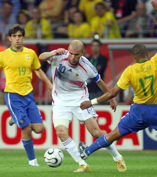 
Số 10 tuyển Pháp đối đầu các cầu thủ Brazil. (Ảnh: Sport.gentside.com)