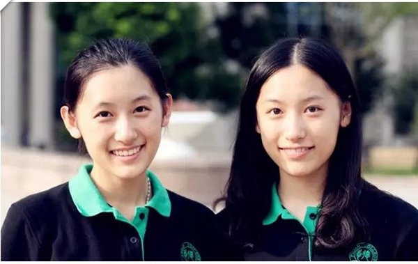 Hai cô gái đều đã nằm trong số ít những sinh viên Trung Quốc nhận được học bổng của trường đại học danh tiếng nhất thế giới Harvard. (Ảnh Internet)