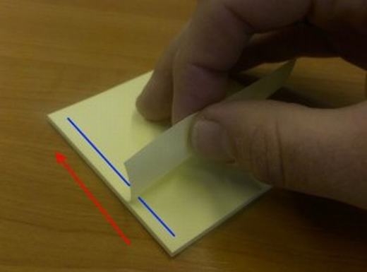 
Bạn không nên xé vuông góc, thay vào đó hãy bắt đầu từ mép phải hoặc mép trái. (Ảnh: Internet)