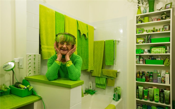 
Căn phòng tuyền sắc xanh sinh động của cụ bà 74 tuổi ở Brooklyn. (Ảnh: Internet)