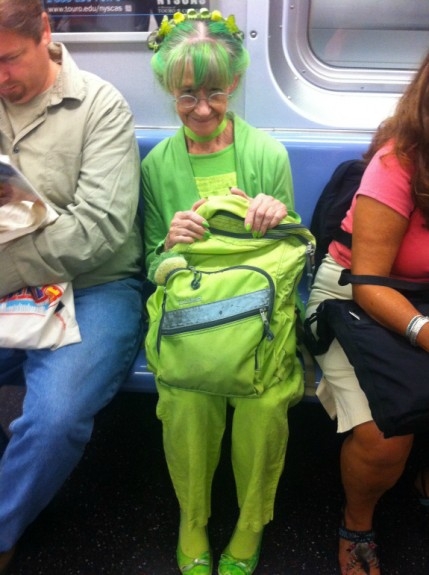 
Cụ bà là điểm sáng trên chuyến tàu F đi từ nhà cụ đến văn phòng làm việc ở Manhattan. (Ảnh: Internet)