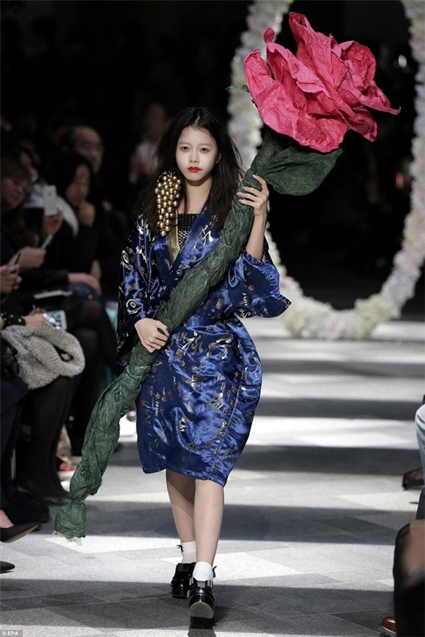 Những màn hóa trang nổi da gà ở Tokyo Fashion Week