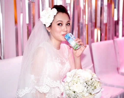 
Ngọc Thạch tranh thủ uống sữa tươi trước giờ tổ chức hôn lễ - Tin sao Viet - Tin tuc sao Viet - Scandal sao Viet - Tin tuc cua Sao - Tin cua Sao