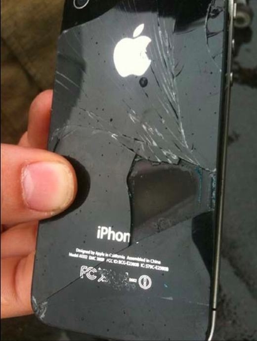 
Chiếc iPhone 4 bị bốc cháy vào năm 2011. (Ảnh: Internet)