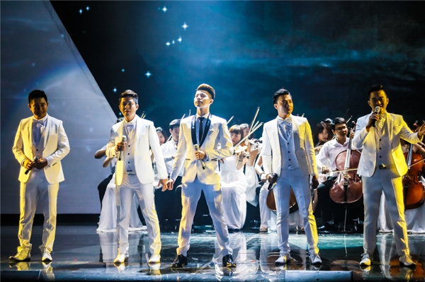 
Lần đầu tiêng Noo Phước Thịnh đã đưa thầy dậy thanh nhạc của mình cùng tung hoành trên sân khấu.