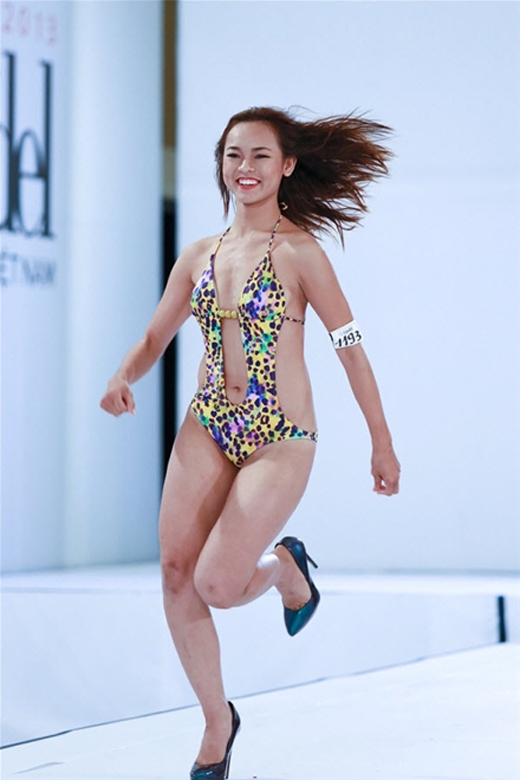 Quỳnh Mai là một trong những người mẫu được yêu thích nhất hiện nay với gương mặt xinh đẹp và body cực chuẩn. Hãy xem những hình ảnh của cô và khám phá sắc đẹp đầy nữ tính của Quỳnh Mai.