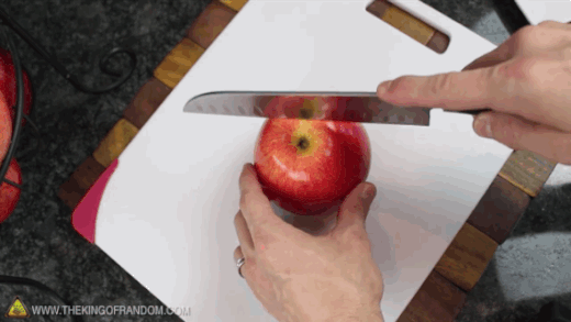 
Đầu tiên cũng cắt một lát 1/3 quả táo. (Ảnh: Internet)