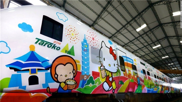 
Đoàn tàu hoạt hình đầu tiên ở Đài Loan này được trang trí bởi hình cô mèo Hello Kitty uống trà sữa - một món đặc sản của Đài Loan, cùng một số cảnh quan quen thuộc của đất nước này. (Ảnh: CNN)