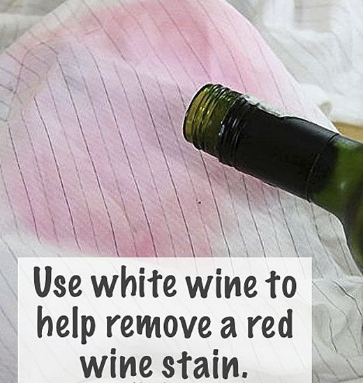 
Đổ rượu trắng vào chậu giặc đồ ngâm cùng với áo trong vòng 40 phút, những vết loang màu đỏ sẽ được đánh bay. (Ảnh: Internet)