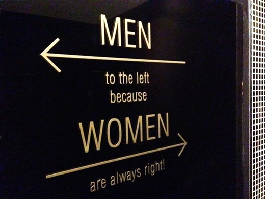 
Bạn có thể hiểu “phụ nữ luôn đúng vì thế đàn ông sai” hoặc chính xác hơn là “nhà vệ sinh đàn ông bên trái còn phụ nữ bên phải”. (Ảnh: Internet)