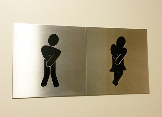 
Không chỉ cho thấy giới tính mà biển hiệu này còn mô tả sinh động trạng thái trước khi bước vào nhà vệ sinh của từng người. (Ảnh: Internet)