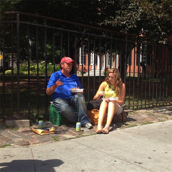 
Cô gái mua hai phần ăn và cùng ăn với người đàn ông vô gia cư. (Ảnh: Internet)