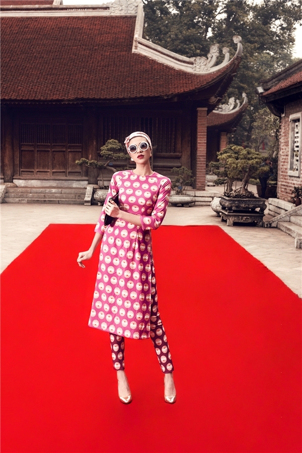 
Phương Mai lại ấn tượng với sắc hồng pha tím sẫm. Nữ MC gợi cảm diện áo dài cách tân kết hợp với khăn turban lạ mắt.
