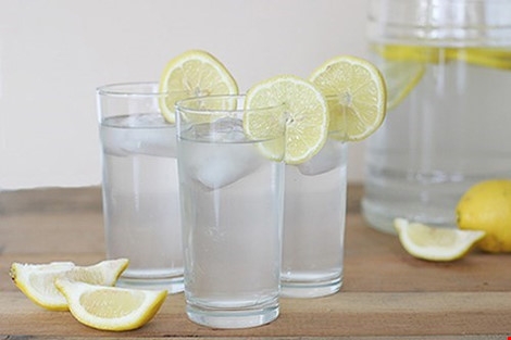
Nhiều người uống nước chanh với mục đích giảm cân nhưng chưa biết được hết tác hại của nó. Hình minh họa.