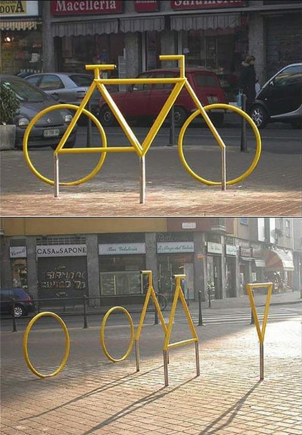 
Một chiếc xe đạp trên phố.