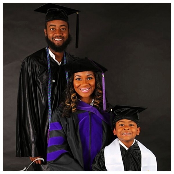    
Ba thành viên trong gia đình cùng mặc trang phục tốt nghiệp và chụp ảnh kỷ niệm ngày ra trường