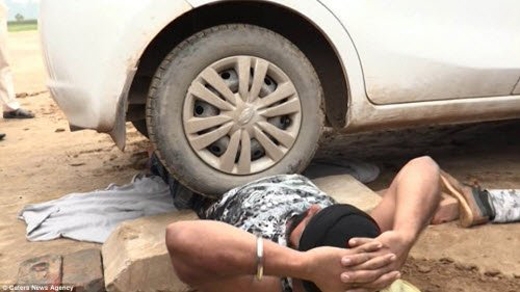
Anh Singh, hiện sống ở Kurushetra thuộc bang Haryanan (Ấn Độ), trình diễn nằm cho xe ô tô cán qua mà không hề bị thương.
