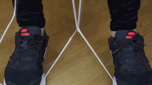 
 Luồn đoạn dây còn lại qua phần dây giữa 2 chân rồi chà xát liên tục. (Ảnh: Internet)