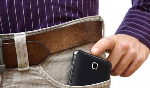 
Những người đàn ông để điện thoại trong túi quần sẽ bị giảm đi một số lượng lớn tinh trùng. (Ảnh: Internet)