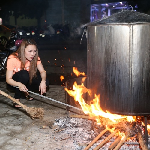 
Dù đã nổi tiếng và có vị thế cao trong làng giải trí, nhưng nữ ca sĩ vẫn thích tự tay làm những việc mình yêu thích, từ chuyện nhóm bếp, thổi lửa, cho thực hiện những món ăn dân dã. Với Mỹ Tâm, đó là niềm vui! - Tin sao Viet - Tin tuc sao Viet - Scandal sao Viet - Tin tuc cua Sao - Tin cua Sao