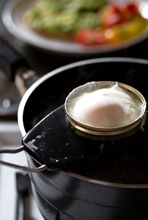 
Chần trứng dễ hơn với nước muối. (Ảnh: Internet)