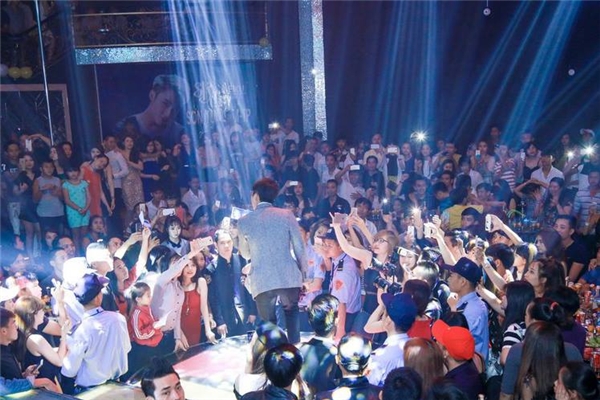 
Lượng khán giả “khổng lồ” luôn vây quanh Sơn Tùng mỗi lần đến điểm diễn là thứ mà không ít ca sĩ khao khát có được. (Nguồn ảnh: Internet) - Tin sao Viet - Tin tuc sao Viet - Scandal sao Viet - Tin tuc cua Sao - Tin cua Sao
