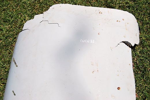 
Mảnh vỡ máy bay mà cậu bé Nam Phi Liam Lotter đã phát hiện được trong lúc đi nghỉ cùng gia đình. (Ảnh: Candace Lotter/AP)