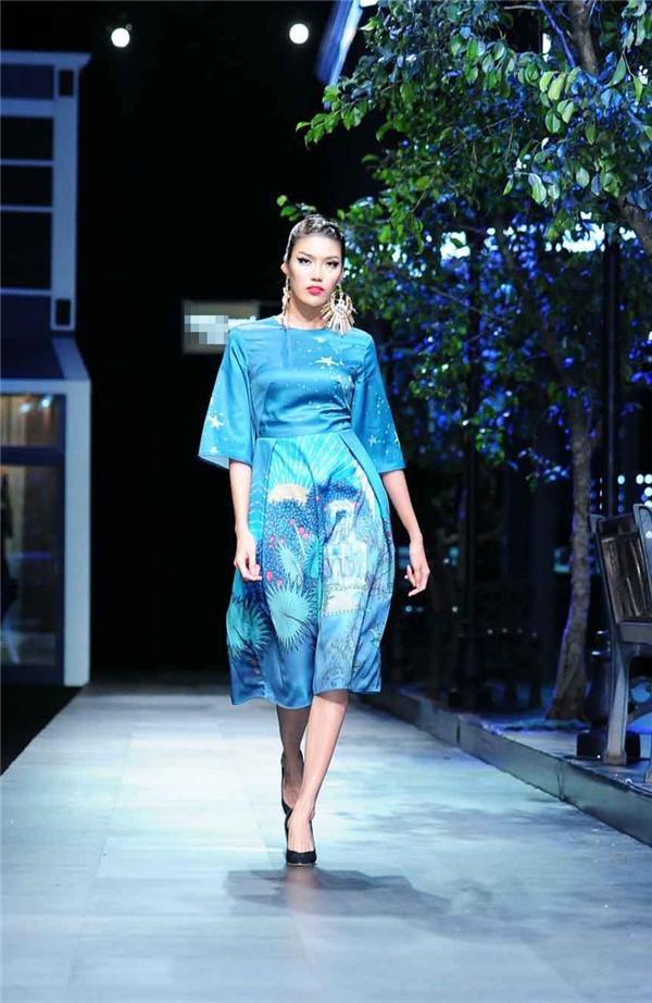 
Trong bộ sưu tập này, Lan Khuê còn diện 1 thiết kế khác với tông màu xanh biển dịu mát. Thiết kế có phom cổ điển mang lại vẻ ngoài thanh lịch nhưng không kém phần ấn tượng cho người mặc.