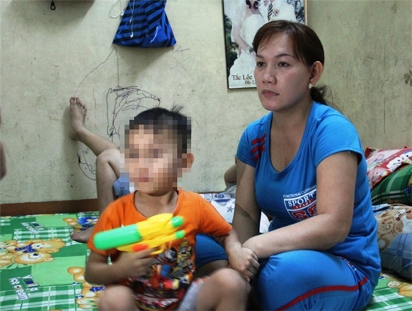 
Chị Nguyễn Thị Bé Hai vẫn còn hoảng loạn sau vụ việc người lạ bắt cóc con không thành. Ảnh: Lê Trai.