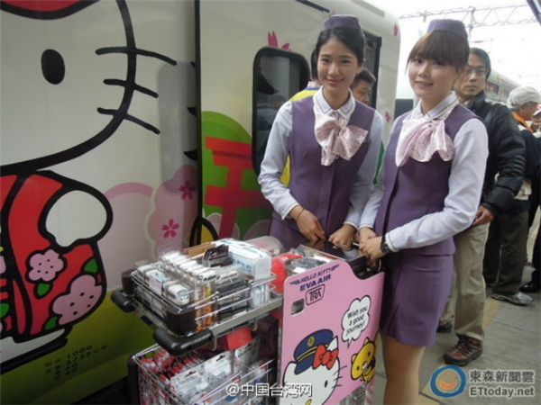 
Cả hành khách lẫn tiếp viên đều rất háo hức khi đi trên chuyến tàu Hello Kitty đầu tiên tại Đài Loan này. (Ảnh: Internet)