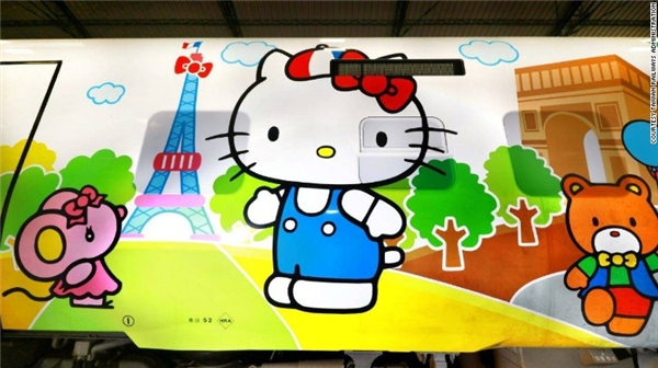 
Ngoài ra còn có hình vẽ Kitty đang đứng trước tháp Eiffel nữa. (Ảnh: Internet)