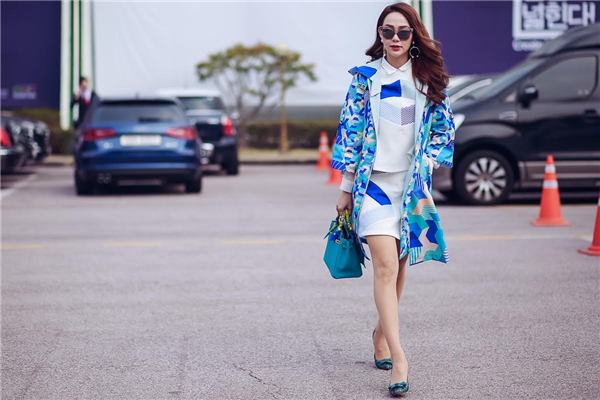 
Minh Hằng đã dành trọn vẹn một tuần để tới Seoul tham dự tuần thời trang thu đông 2016 với tư cách khách mời.