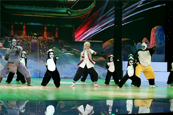 
Vương Khanh trong vai Panda mập là bạn nhảy đặc biệt Khả Ngân trong tiết mục. Sự xuất hiện của cậu nhóc làm đất trời “rung chuyển”. - Tin sao Viet - Tin tuc sao Viet - Scandal sao Viet - Tin tuc cua Sao - Tin cua Sao