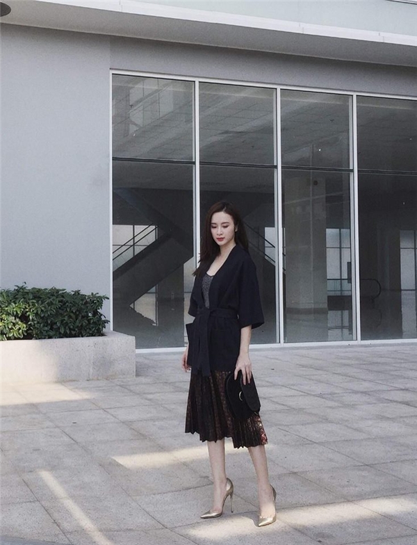 
Không chỉ trên thảm đỏ, gu thời trang đời thường của Angela Phương Trinh cũng được đánh giá khá cao. Xuống phố tuần qua, nữ diễn viên chọn diện cả cây đen cá tính kết hợp giữa chân váy, áo phông cùng áo khoác bên ngoài mang đậm phong cách thời trang Nhật Bản.
