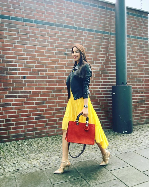 
Trên đường phố Berlin, Hoa hậu Phạm Hương nổi bần bật với sắc vàng ấm áp, ngọt lịm. Kết hợp cùng dáng váy xoè giấu đường cong là chiếc áo khoác da tương phản phong cách.