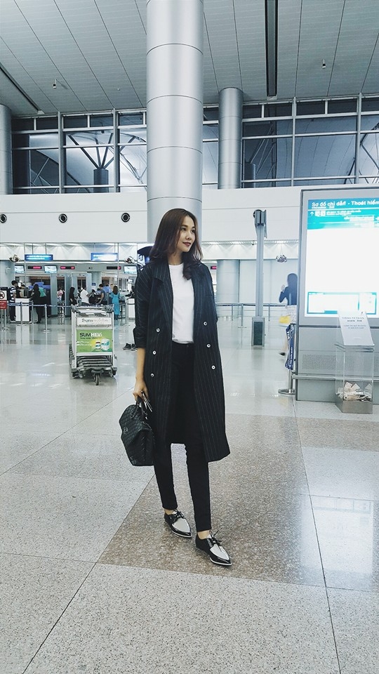 
Hai tông màu trắng, đen kinh điển cũng là lựa chọn của Thanh Hằng với cách phối trang phục cá tính, mạnh mẽ mang màu sắc của phong cách manswear.