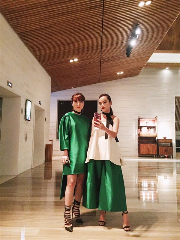 
Hai chị em nhà Yến Trang, Yến Nhi luôn ghi điểm với những bộ trang phục lạ mắt, độc đáo. Sự kết hợp giữa hai tông màu xanh, hồng trên nền phom váy, áo rộng tạo nên sự dung hoà tuyệt đối đến từng đường nét.