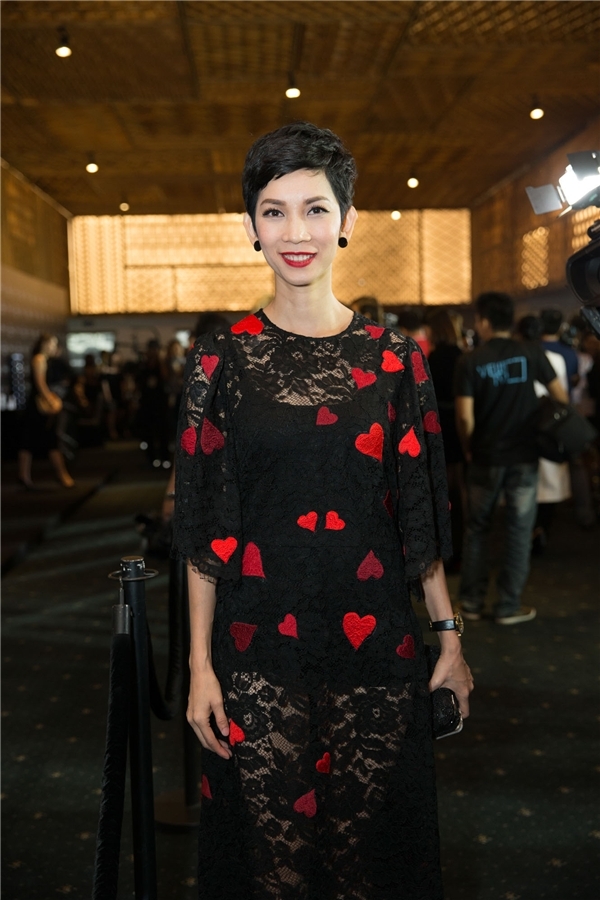 
Siêu mẫu Xuân Lan khoe sắc vóc mỏng manh trong bộ váy ren đen kết hợp hoạ tiết trái tim màu đỏ rực rỡ. Đây là thiết kế nằm trong bộ sưu tập Thu - Đông 2015 của nhà thiết kế Đỗ Mạnh Cường với tên gọi Love.