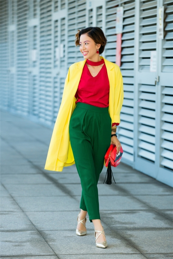 
Nữ VJ nổi bật trên phố với 3 sắc màu xanh, đỏ, vàng. Cả bộ trang phục đều thuận theo tinh thần đơn giản. Điểm nhấn được tạo nên nhờ những đường cắt, xếp li đối xứng tinh tế, bắt mắt.