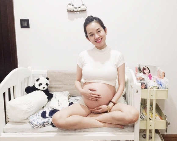 
Được biết, Ly Kute đã sinh con trai đầu lòng vào đêm ngày 25 tháng 3 năm 2016. Do làm việc quá sức, hot girl Hà thành đã sinh con sớm hơn ngày dự kiến.