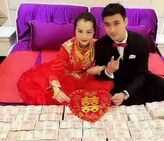 
Cư dân mạng bình luận rằng, với số tiền và vàng như thế, liệu cặp đôi này có thể mua được hạnh phúc? (Ảnh: Xinhua)