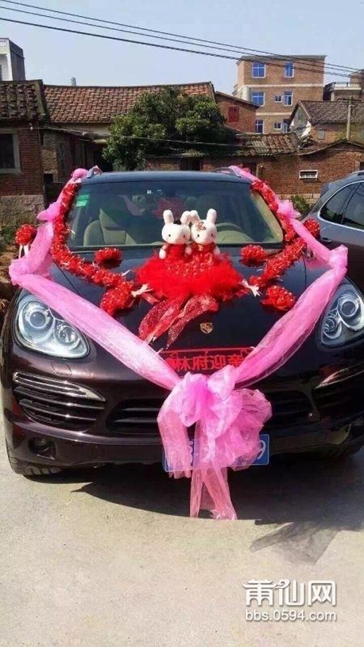 
Chiếc siêu xe Porsche Cayenne trong ngày rước dâu. (Ảnh: Xinhua)
