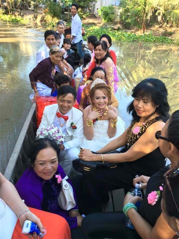 
Hình ảnh một đám cưới ở miền Tây với mức độ "chịu chơi", đọ vàng đọ bạc không thua kém gì cô dâu vàng bên Trung Quốc ngay lập tức được chia sẻ. (Ảnh: Internet)