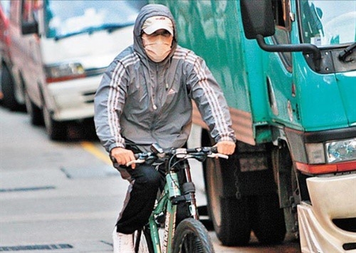 
Châu Tinh Trì ngày ngày di chuyển bẳng xe đạp, đeo khẩu trang kín mít. Nhìn ảnh này, khó ai nhận ra vua hài Hong Kong. Ảnh: QQ.